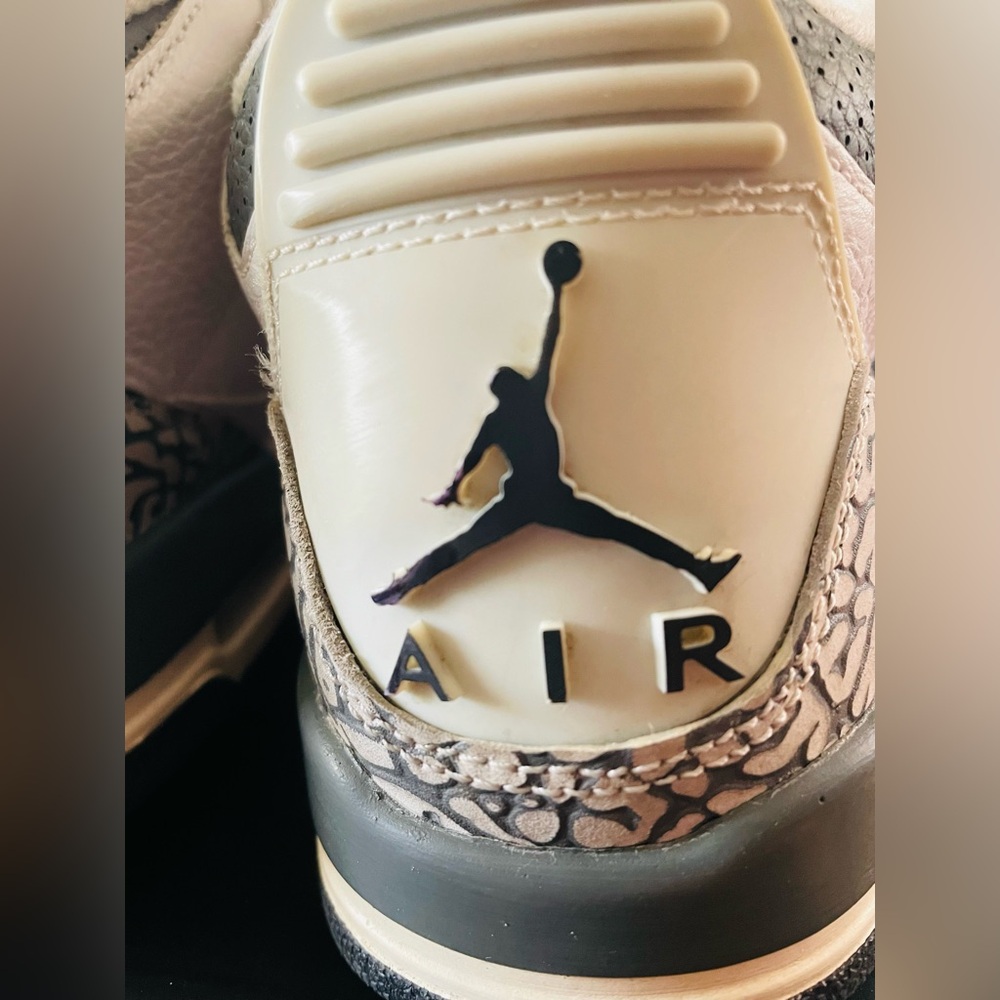 Nike Jordan 3 “Hide and Seek”
6Y-7.5W
$59
Original box,sticker and hang tag. - Picture 10 of 15